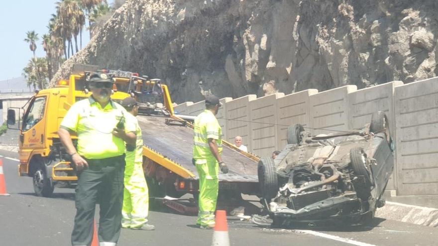 El vehículo, volcado en el arcén de la carretera en la localidad de Fañabé.