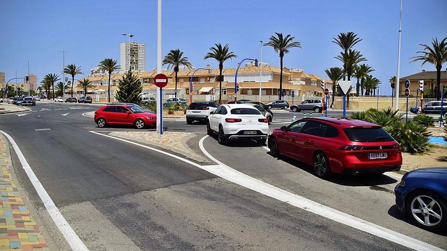 La reforma de la rotonda de acceso a La Manga no evita el caos de tráfico