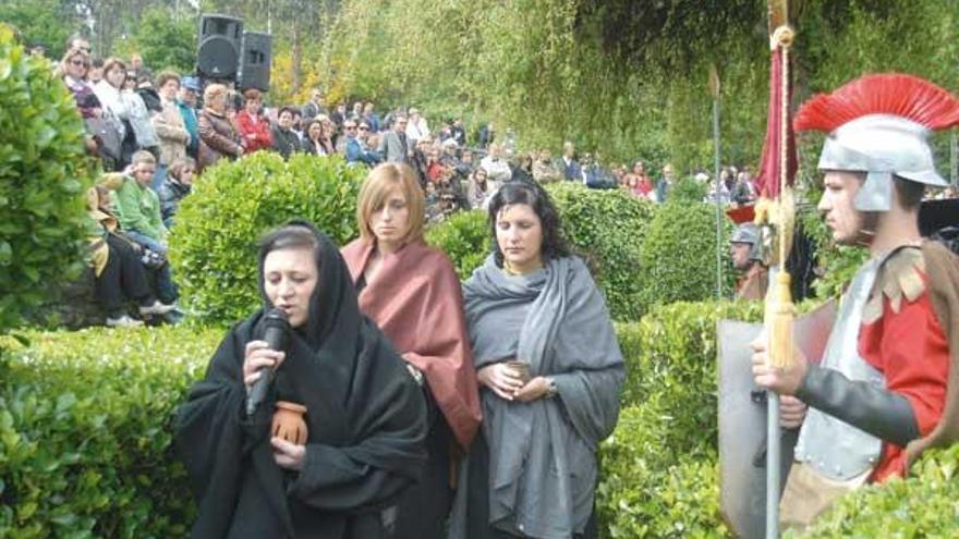 Momento en que María Magdalena y María se dirigen al sepulcro.