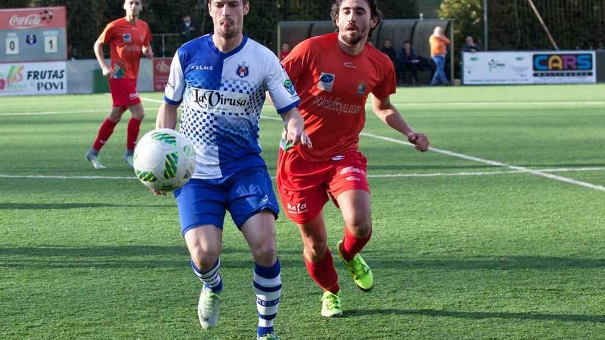 El jugador del Tuilla Luis Enrique, perseguido por Dani Girol.