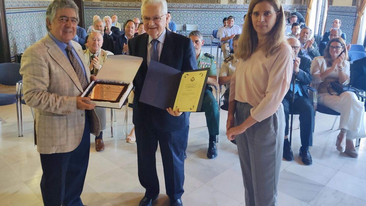 Juan Cano recibe el premio de manos de Daniel Pizarro.