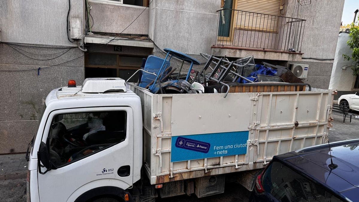 Un dels camions carregat de deixalles retirades.