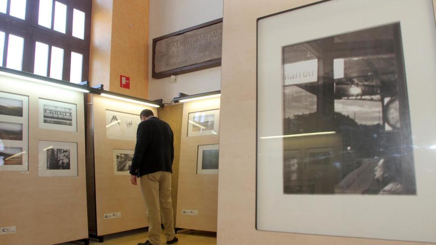 Un visitante observa las imágenes de la exposición.