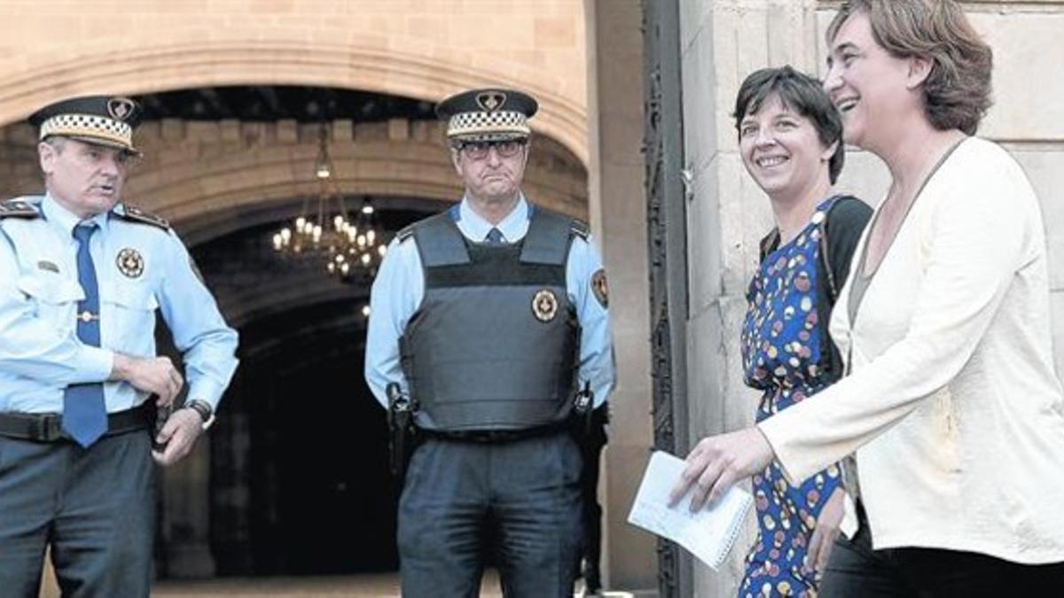 Colau pasa ante la Guardia Urbana en el ayuntamiento, ayer.