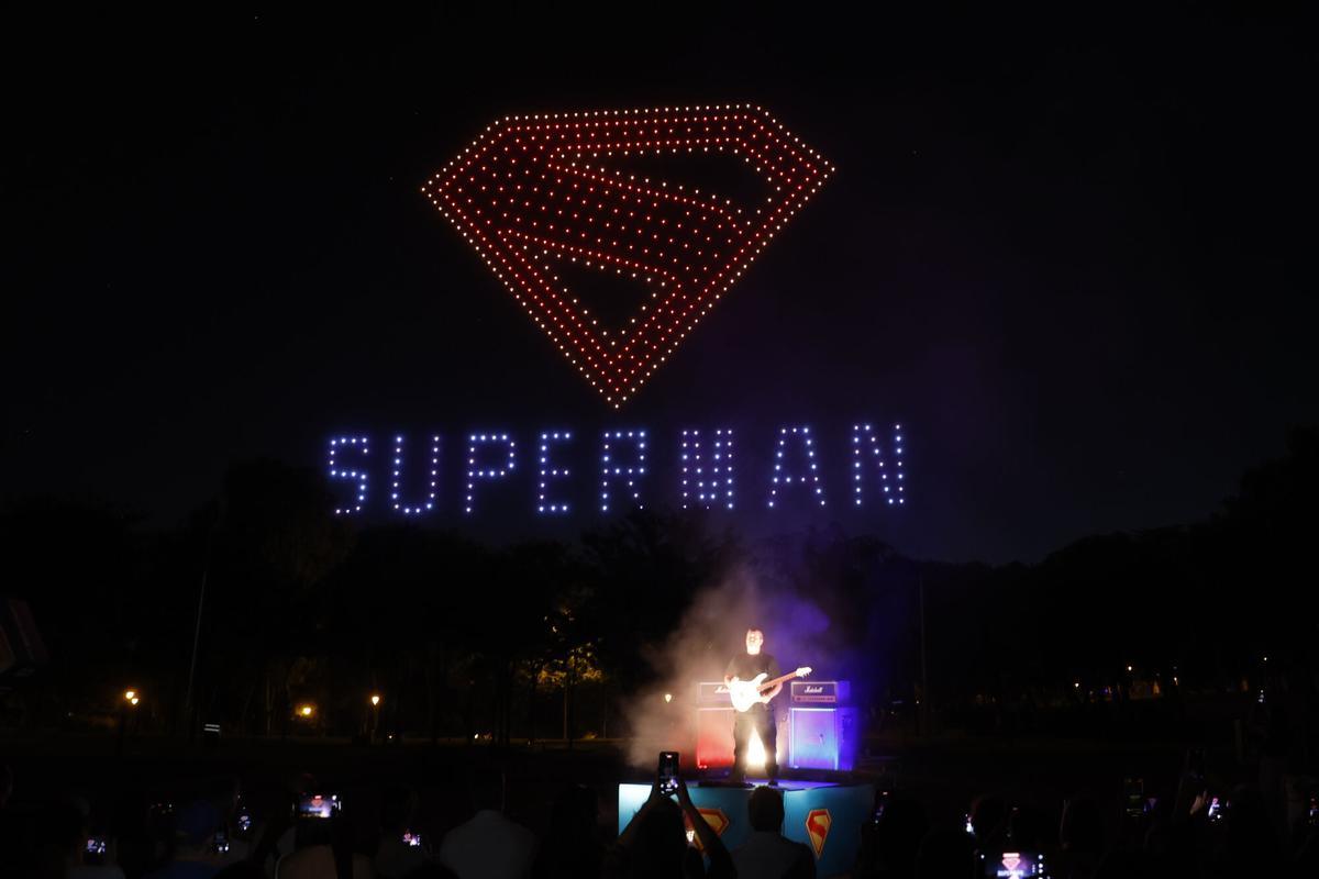 Espectacular 'show' de luces con drones en el estreno de 'Súperman'. Espectacular 'show' de luces con drones en el estreno de 'Súperman'.