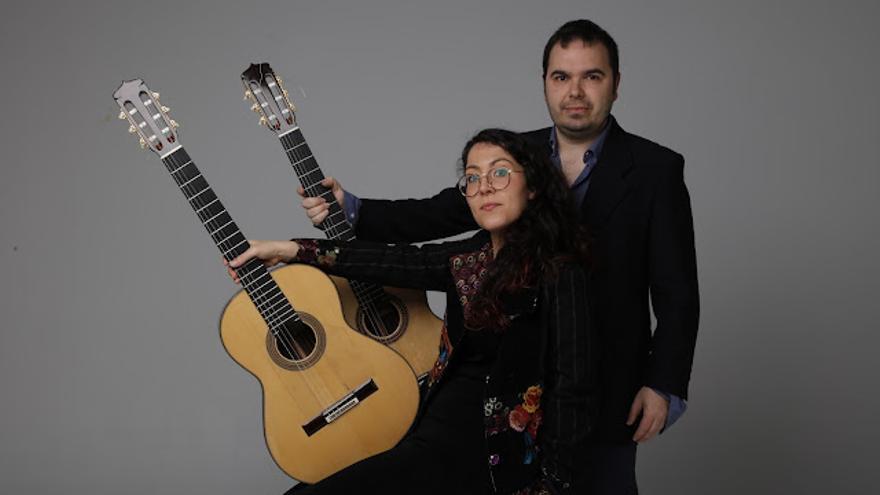 El duo de guitarres Ribera Sàbat actua als porxos de Can Laporta, a la Jonquera