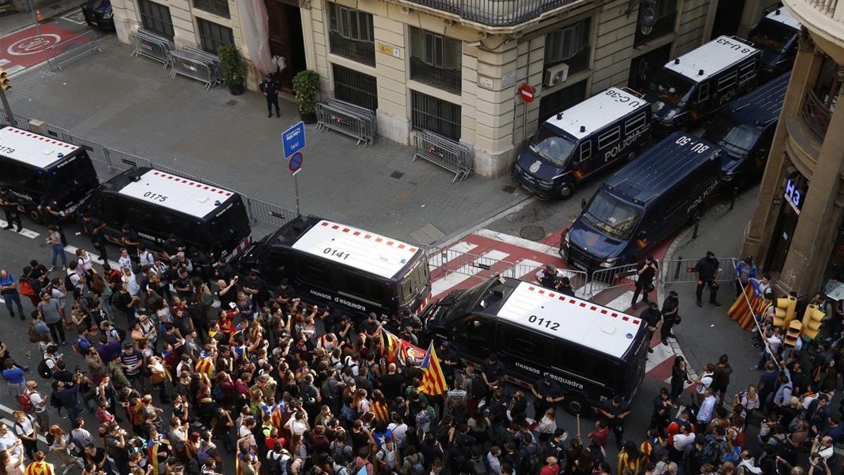 Mossos d'Esquadra custodian la entrada de la Jefatura de la Policía Nacional en la Via Laietana.