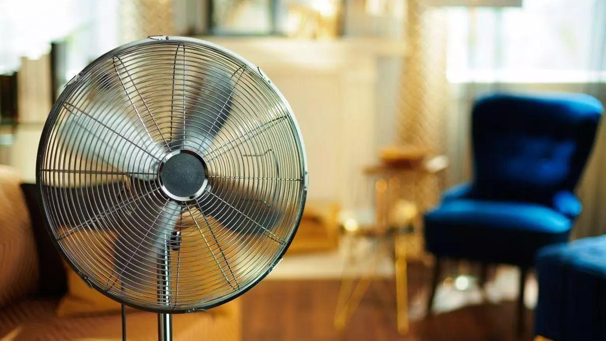 No apuntes el ventilador hacia las personas, ponlo junto a la ventana para renovar el aire de la habitación