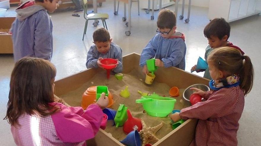 Un grup de petits alumnes experimentant amb un dels elements de l&#039;espai