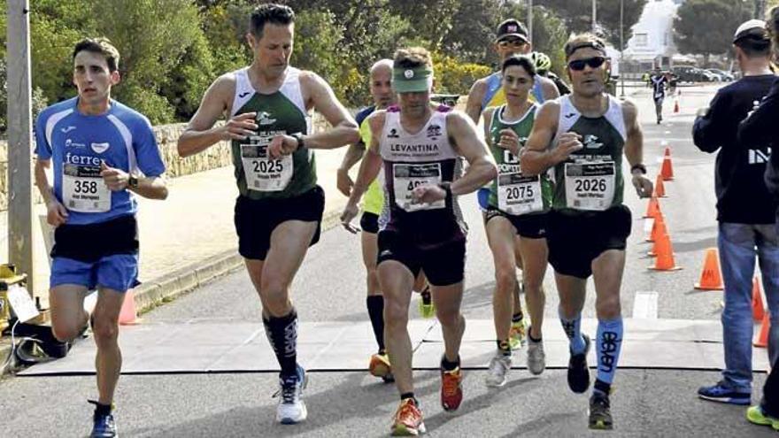 Sebastiana Llabrés (2075) pasa con varios atletas el control en el kilómetro 10 de la Mitja Marató.