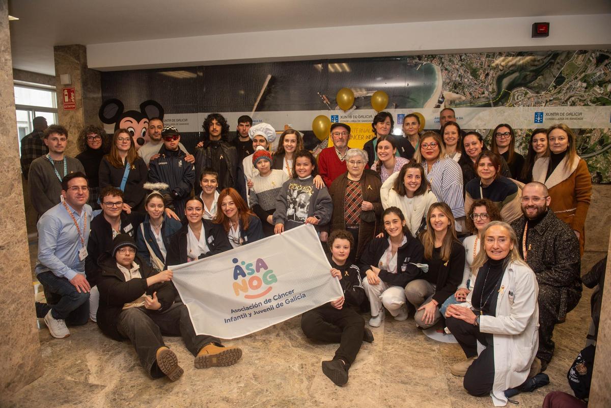Fotografía de familia durante el acto conmemorativo del Día Internacional del Cáncer Infantil y Juvenil organizado por Asanog, este viernes, en el Materno.