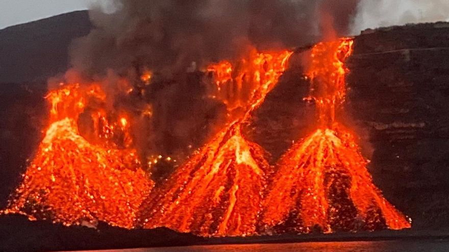 La lava cae sobre la playa de Los Guirres