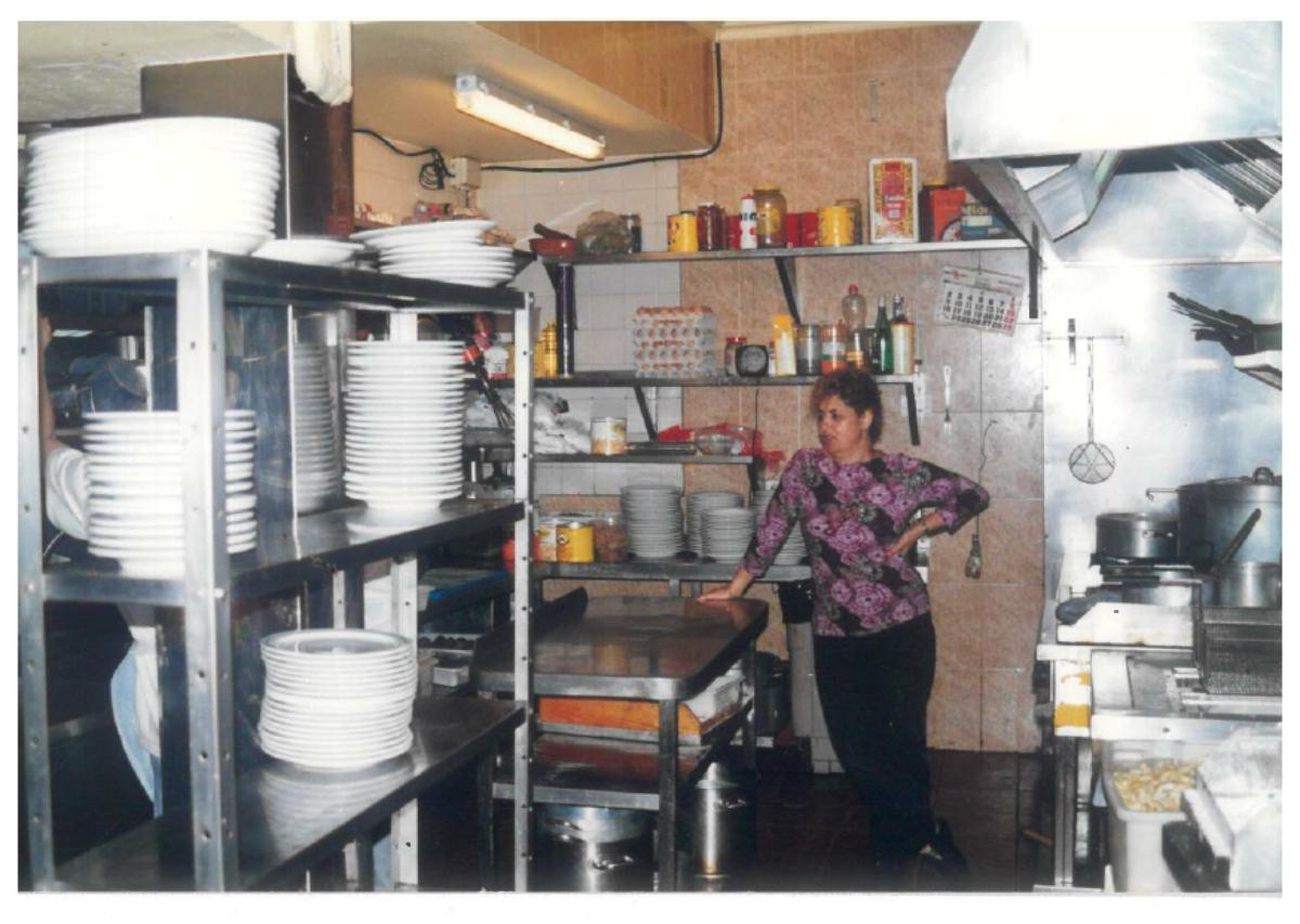 Pino Arencibia, en la cocina del restaurante en la década de los 90.