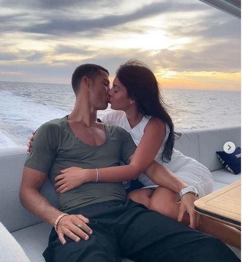 Ronaldo y Georgina estrenan barco en Ibiza