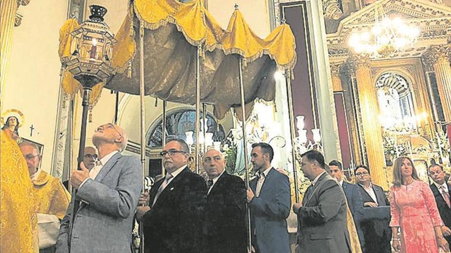 La ofrenda a los patronos de la Vall da inicio al solemne triduo religioso