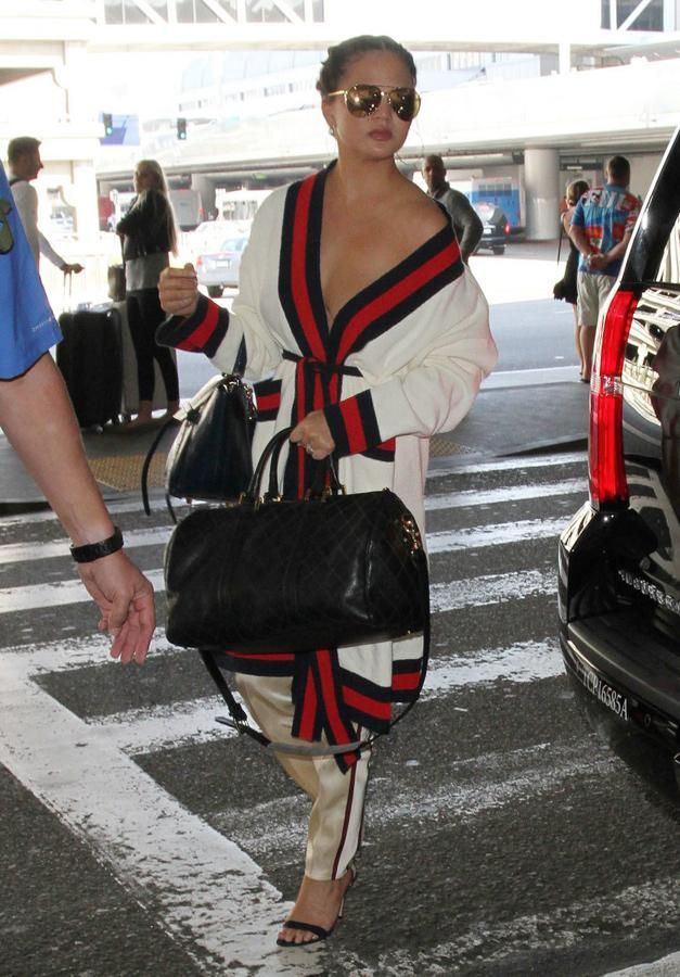 Chrissy Teigen con chaqueta de Gucci