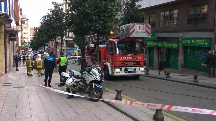 La intervención de los Bomberos y de la Policía Local durante el suceso.