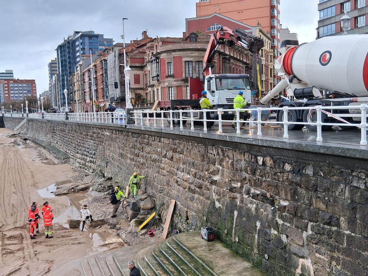 El temporal obliga a reforzar la estructura del Muro de San Lorenzo por precaución (en imágenes)