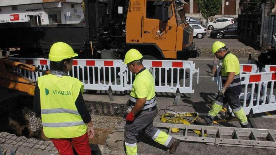 Obras de reparación de la avería en Corbaceiras, en Pontevedra. // S.A.