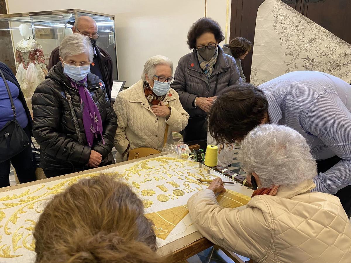 Así ha empezado la campaña "Ven a bordar el Manto de la Virgen"