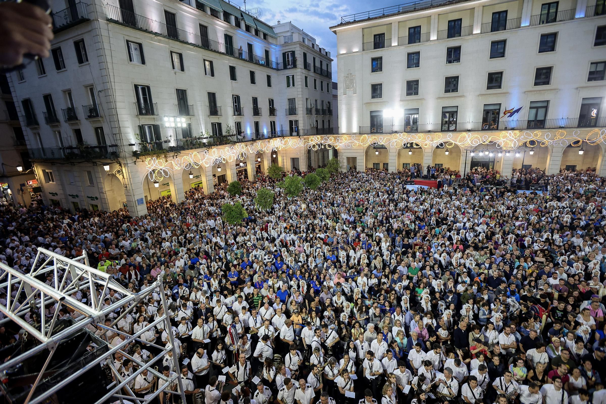 Resumen de los actos de inicio de las Hogueras 2024 ( Mascletà, Pasodoble, Homenaje Foguerers y Barraquers, desfile del Pregón y Pregón oficial )