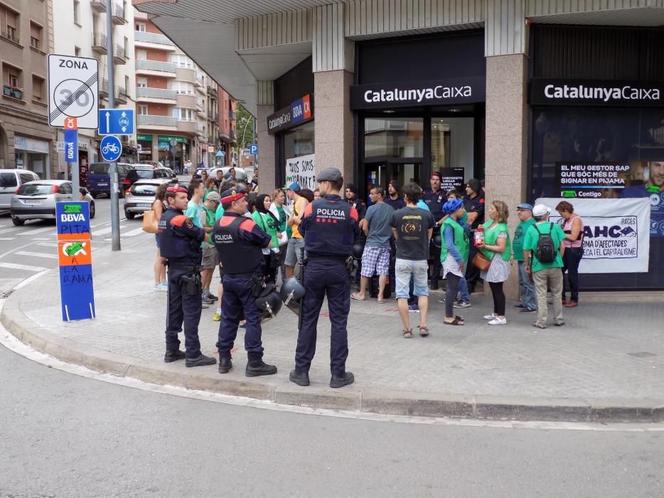 Protesta de la PAHC a l'oficina de Crist Rei del BBVA