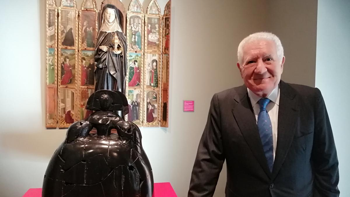 Lluís Bassat, ante la obra de su colección 'La reina Marianna II', de Manolo Valdés, que dialoga con un políptico de la vida de santa Clara (hacia 1500).