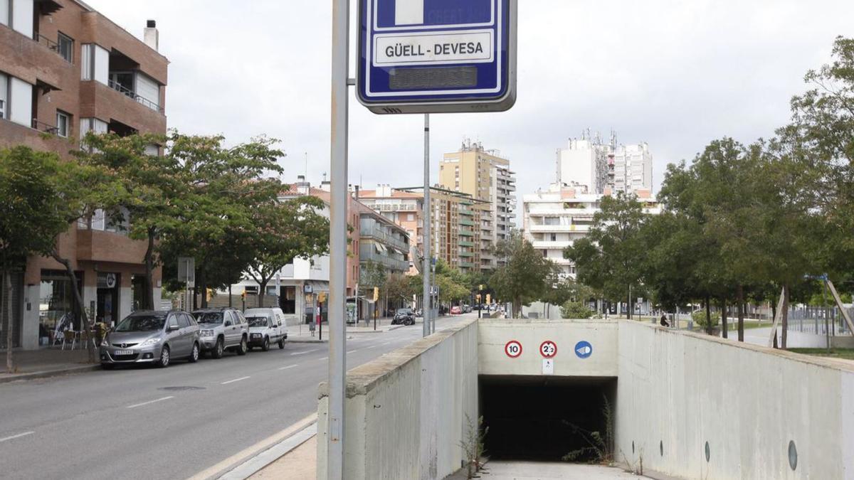 Un dels accessos a l’estacionament soterrani de la zona del Güell, entre les places Miquel de Palol i Prudenci Bertrana