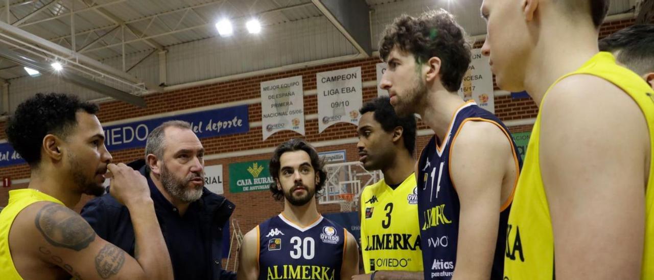 Por la izquierda, Romeo Crouch, Héctor Galán, director general del OCB; Chuso González, Nigel Pruitt,  Adrià Domènech y Thorir Thorbjarnarson, en Pumarín. |