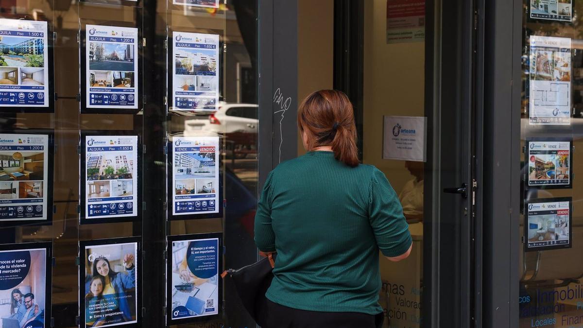 El escaparate de una agencia inmobiliaria.