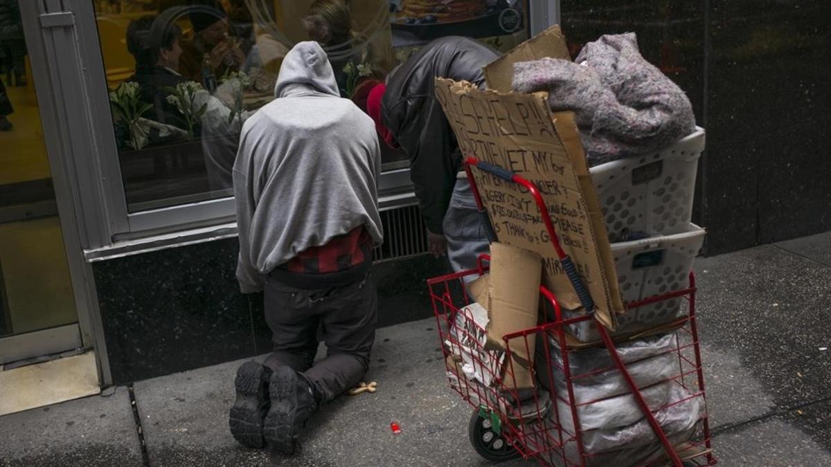 zentauroepp43720001 new york  ny   april 2  two homeless men  one a former marin180614141524