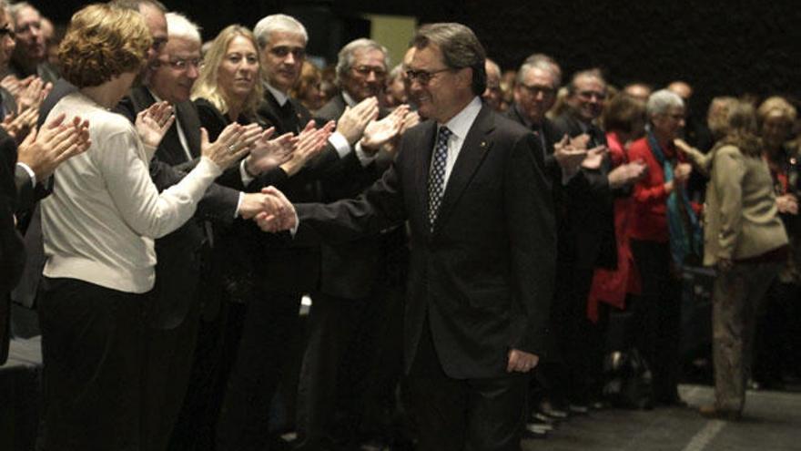 El presidente catalán, Artur Mas, saluda a los asistentes al acto.