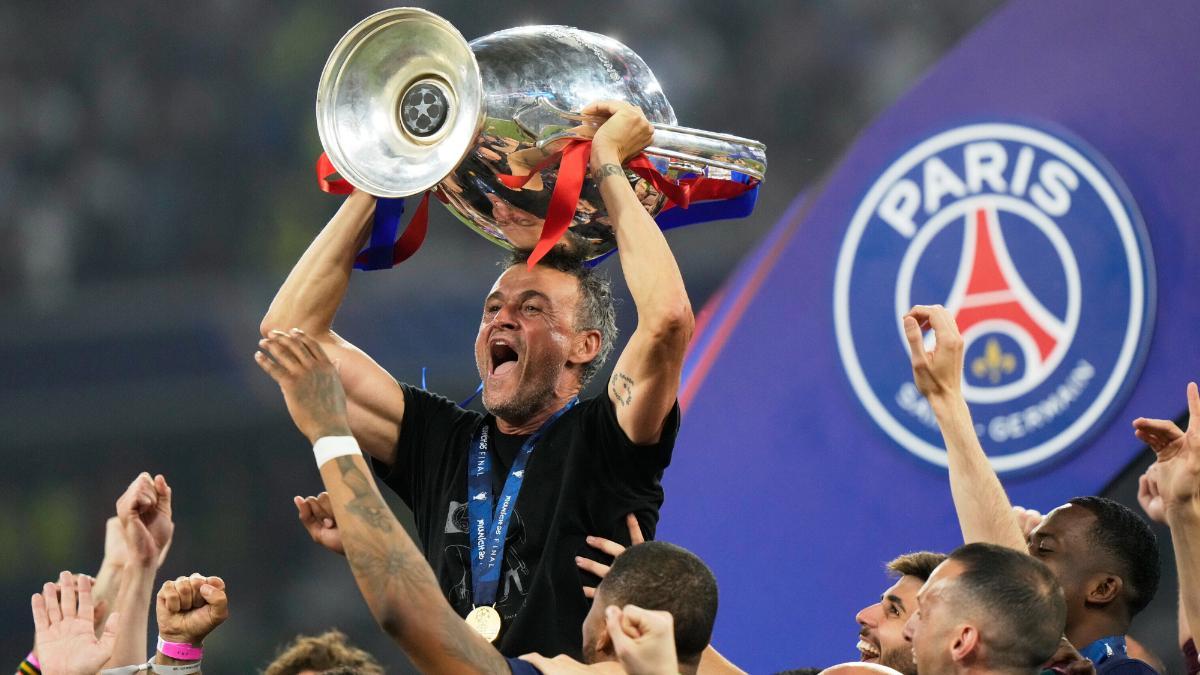 ¡Luis Enrique hizo historia! Los jugadores lo lanzaron por los aires y levantó la orejona