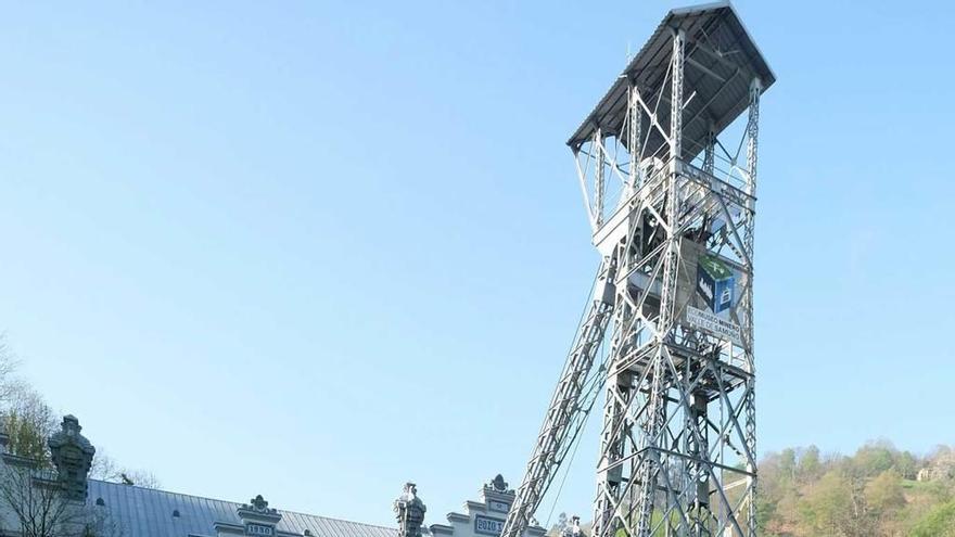 Turistas en la visita al ecomuseo minero langreano.