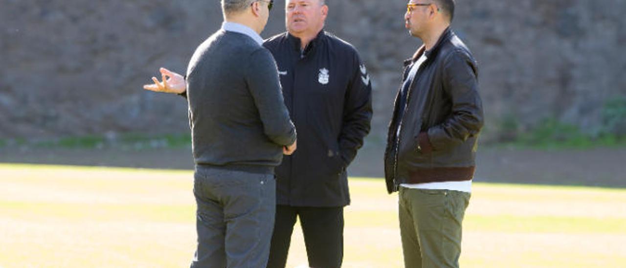 Pepe Mel (centro), técnico de la UD Las Palmas, dialoga con el presidente de la entidad, Miguel Ángel Ramírez (izquierda), y el director deportivo, Rocco Maiorino, el pasado 24 de enero en Barranco Seco.