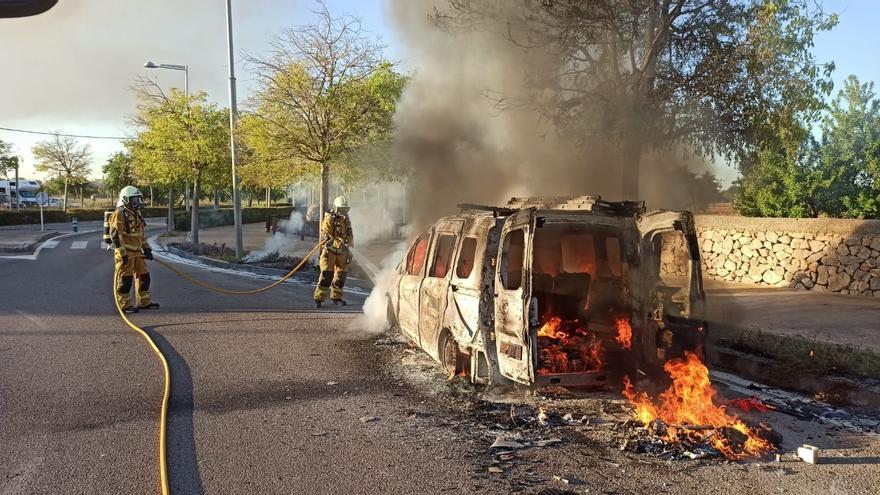Un aparatoso incendio destruye una furgoneta en Son Sardina