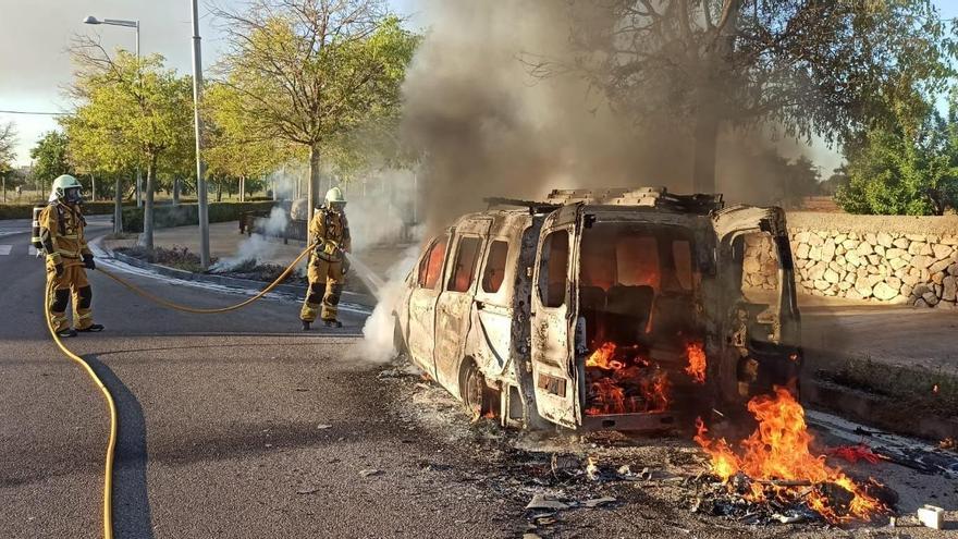 (VÍDEO) Sucesos en Mallorca | Una furgoneta arde en Son Sardina