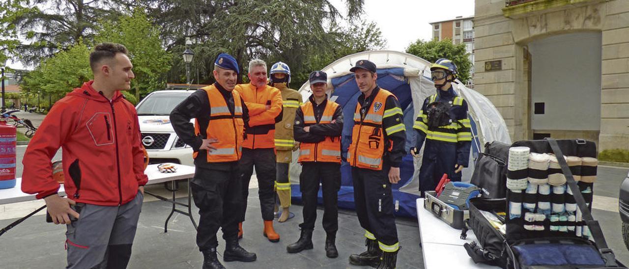 Jairo Tuero, José González, Francisco Burgos, Tamara Gómez y Juan Rodríguez, con el nuevo material, en la plaza del Ayuntamiento.