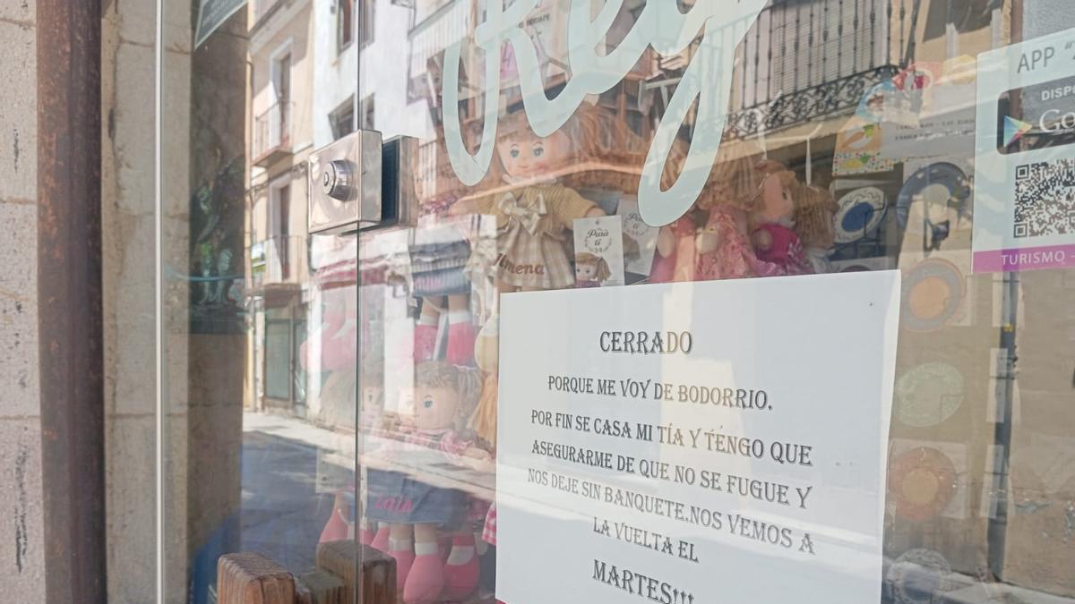 El original cartel de una tienda de recuerdos en el casco histórico de Zamora.