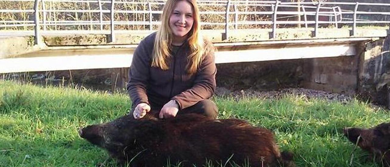 Sara Buenaga, con su segundo jabalí.