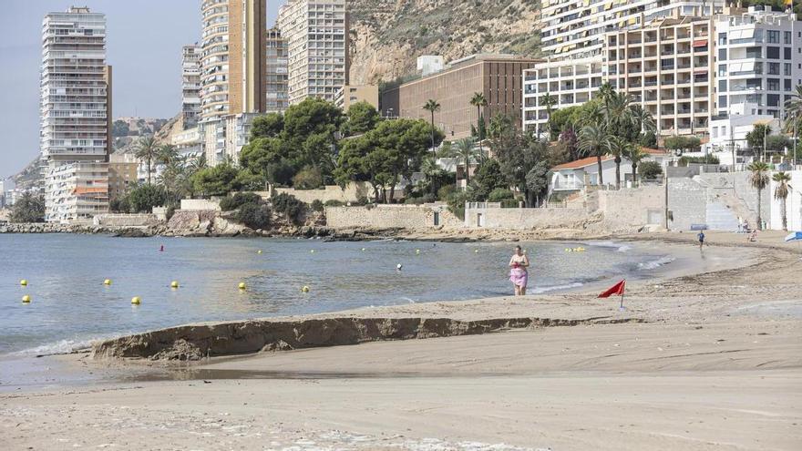 El Ayuntamiento de Alicante arreglará el muro de la playa de la Albufereta para evitar desprendimientos