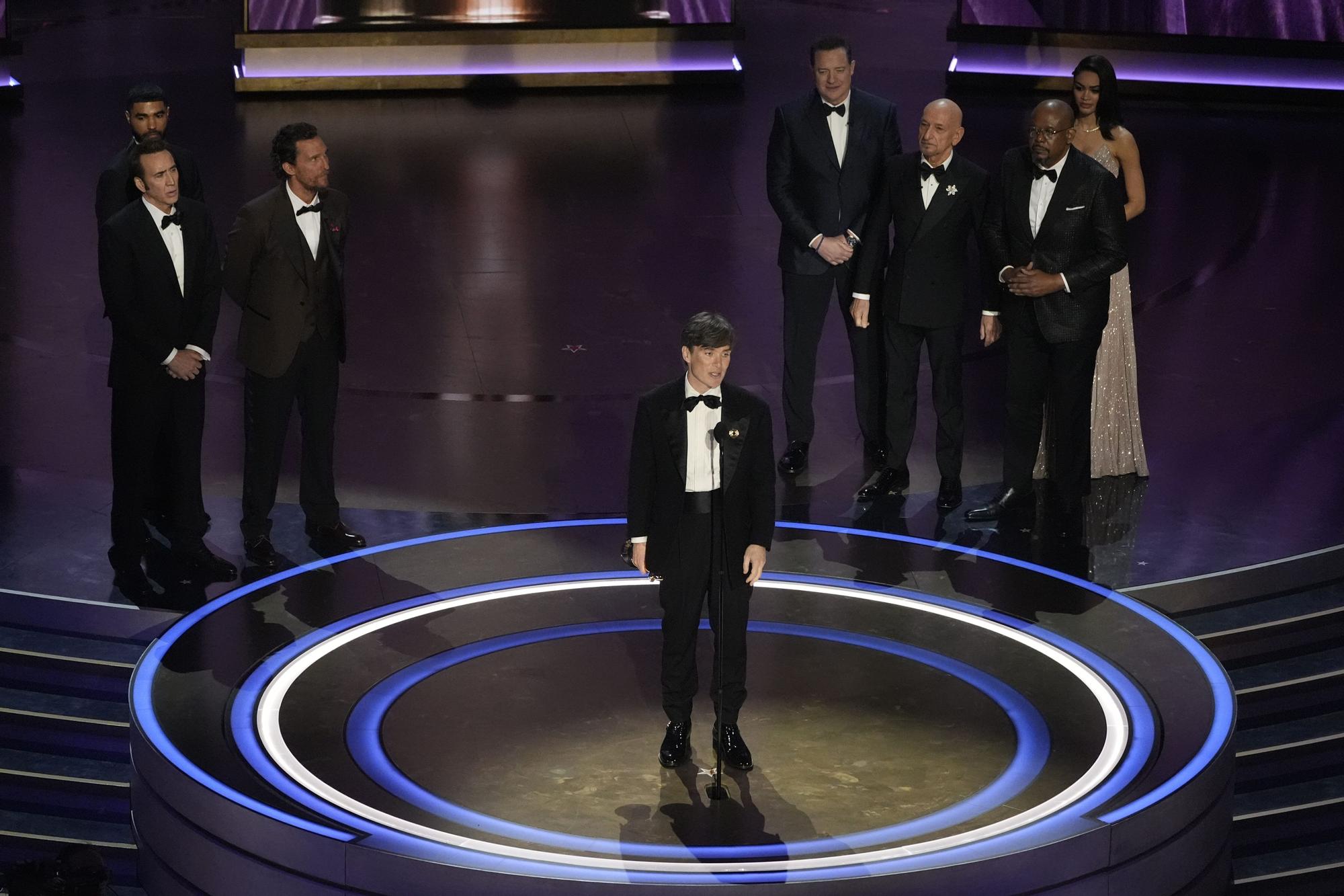 Nicolas Cage, from left, Matthew McConaughey, Brendan Fraser, Ben Kingsley, and Forest Whitaker look on as Cillian Murphy, center, accepts the award for best performance by an actor in a leading role for "Oppenheimer" during the Oscars on Sunday, March 10, 2024, at the Dolby Theatre in Los Angeles. (AP Photo/Chris Pizzello) Associated Press/LaPresse Only Italy and Spain / EDITORIAL USE ONLY/ONLY ITALY AND SPAIN