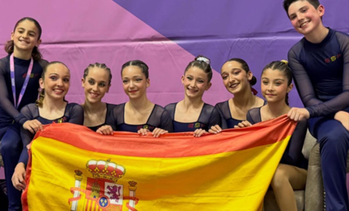 Las patinadoras de Tavernes de la Valldigna junto al resto de la selección española en la Copa del Mundo