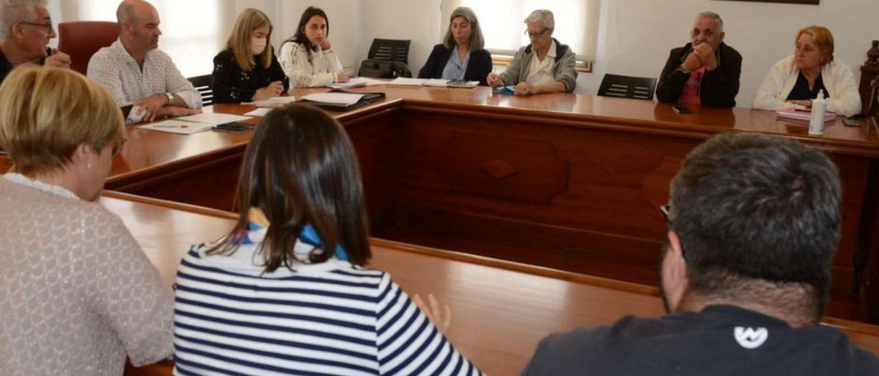 Reunión de la Comisión de Contas, ayer, en el Concello de Bueu.   | // G.N.