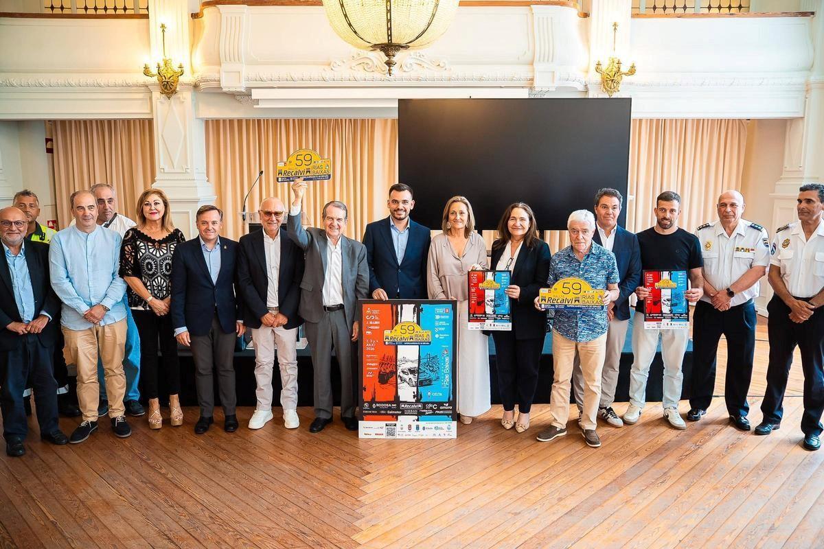 Foto de los representantes institucionales en la presentación del Rallye Rías Baixas 2026