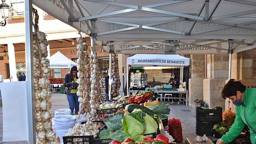 Productos de la huerta de los Valles en la feria. | E. P.