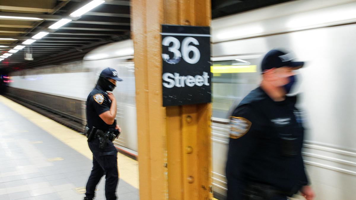 Dos agentes de la Policía estadounidense en el metro de Nueva York.