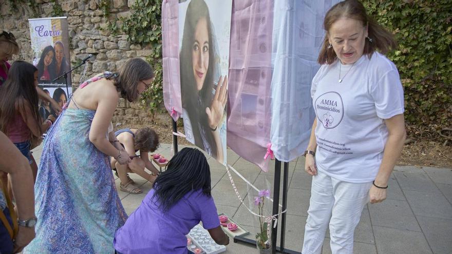 Les imatges de l'homenatge a la Carla Fernández Gutiérrez en el tercer aniversari del seu feminicidi