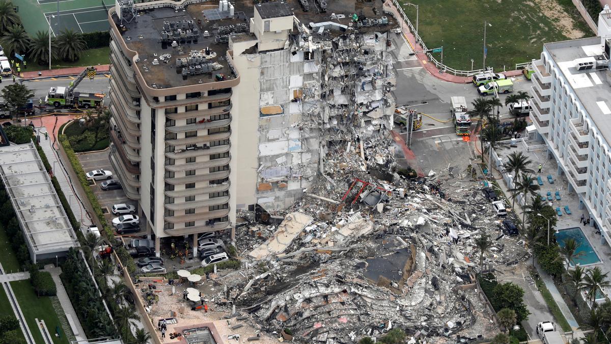 Vista aérea del edificio de viviendas derrumbado en Miami.