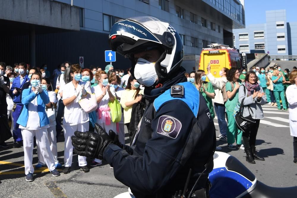 Aplauso de las fuerzas de seguridad al personal del Hospital de A Coruña